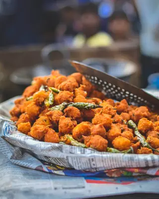A basket of hot pakoras lifted from the kadhai